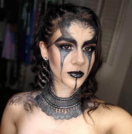 Leia mais sobre o artigo Mah Dionysio Makeup aperfeiçoando para ensinar